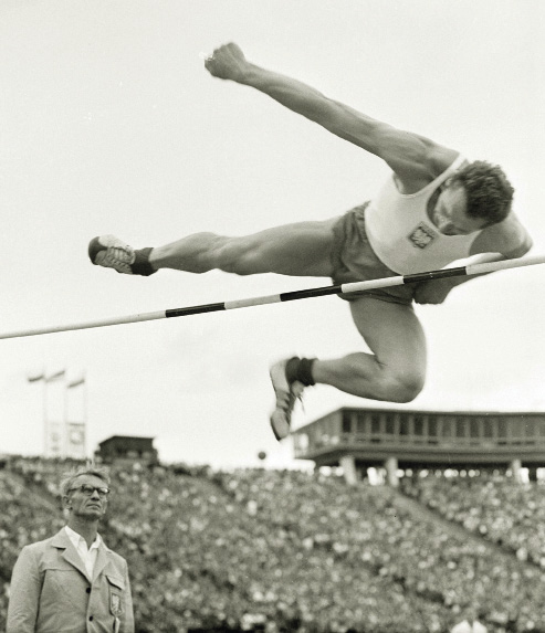 Edward Czernik – czołowy skoczek wzwyż, olimpijczyk z Tokio (1964) – podczas zawodów w Warszawie, lata 60.