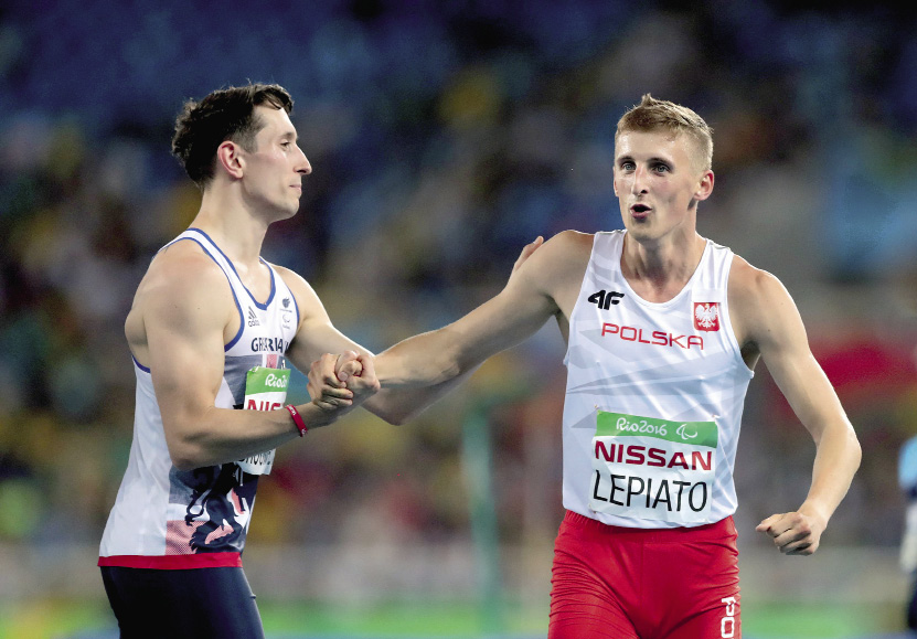 Maciej Lepiato odbiera gratulacje od reprezentanta Wielkiej Brytanii, Jonathana Brooma Edwardsa, na igrzyskach paraolimpijskich w Rio de Janeiro, 12 września 2016 r.