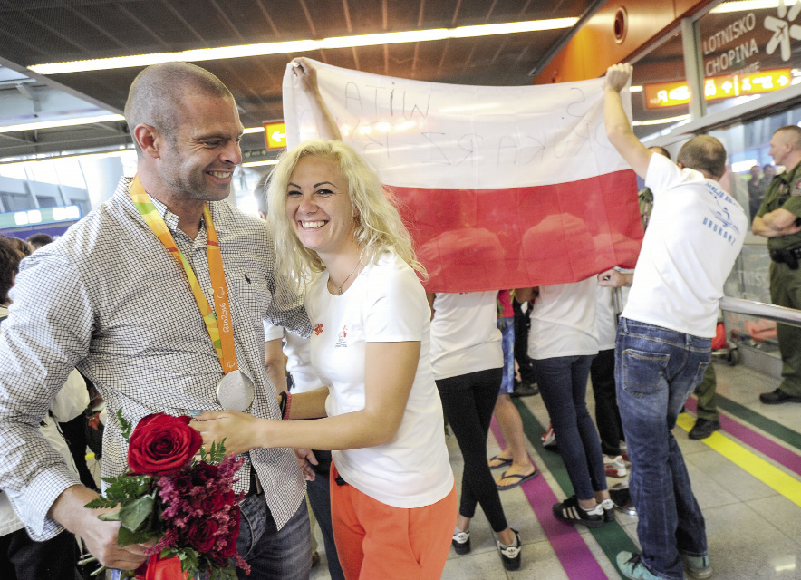 Karolina Kucharczyk z narzeczonym na Lotnisku Chopina w Warszawie po powrocie z XV Igrzysk Paraolimpijskich w Rio de Janeiro, na których zdobyła srebrny medal, 21 września 2016 r.