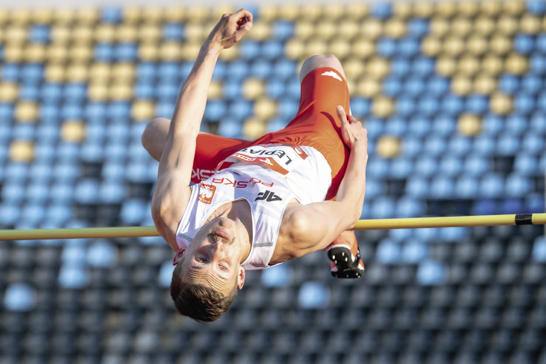 Maciej Lepiato w konkursie skoku wzwyż podczas lekkoatletycznych mistrzostw Europy osób z niepełnosprawnością na Stadionie im. Zdzisława Krzyszkowiaka w Bydgoszczy, 3 czerwca 2021 r.